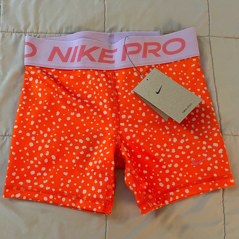 Girls Nike Pro shorts NWT M